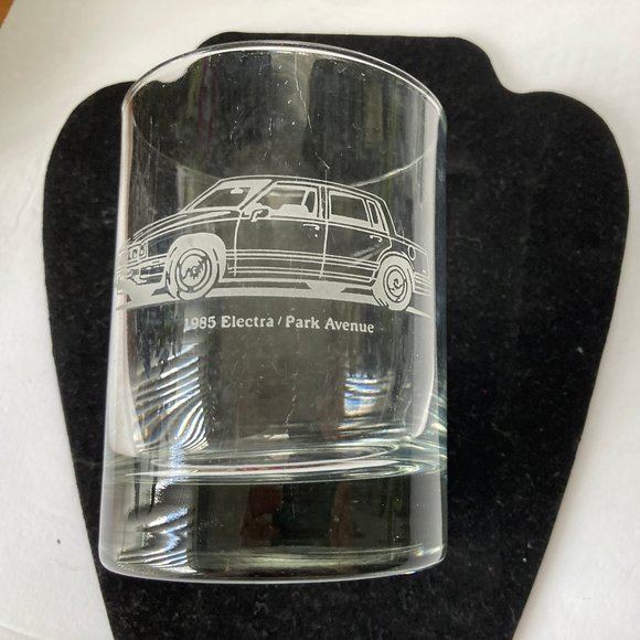 Two Vintage Whiskey Glasses Etched Vintage Cars - Picture 8 of 8